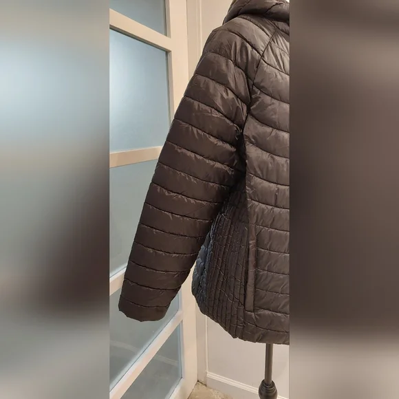 Sleek Black Hooded Puffer Jacket - Picture 3 of 7